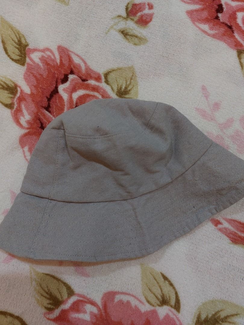 Grey bucket hat (Category: Hats & Beanies) located in Muntinlupa City. Submitted by biancstuff (Listing ID 1460076430, Image 1). Description: - Classic grey bucket hat - Subtle fabric texture - Ideal for sunny days - Easy to pack and wear - Versatile: matches many outfits mop: gcash mod: lalamove/grab (buyer shoulders sf).