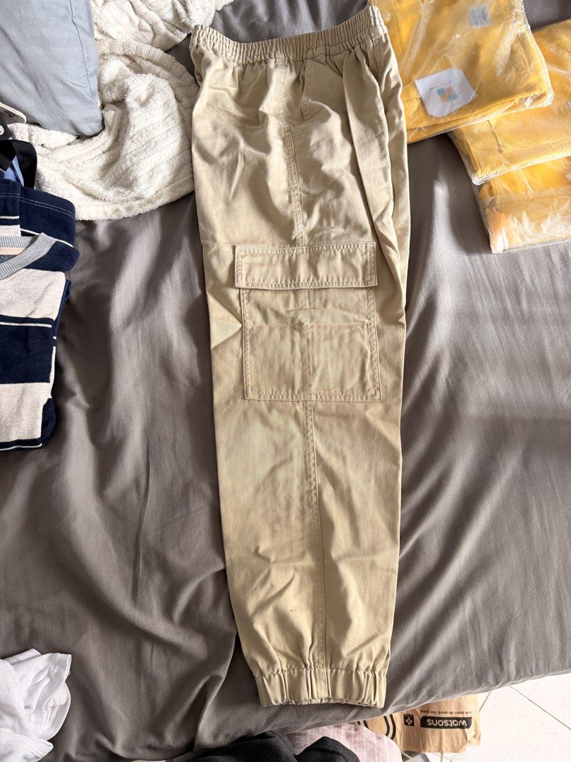 GU Cargo pants (Category: Joggers) located in Manila. Submitted by ellede32655 (Listing ID 1459973403, Image 2). Description: Size small cargo pants good for 5’3-5’5 height .