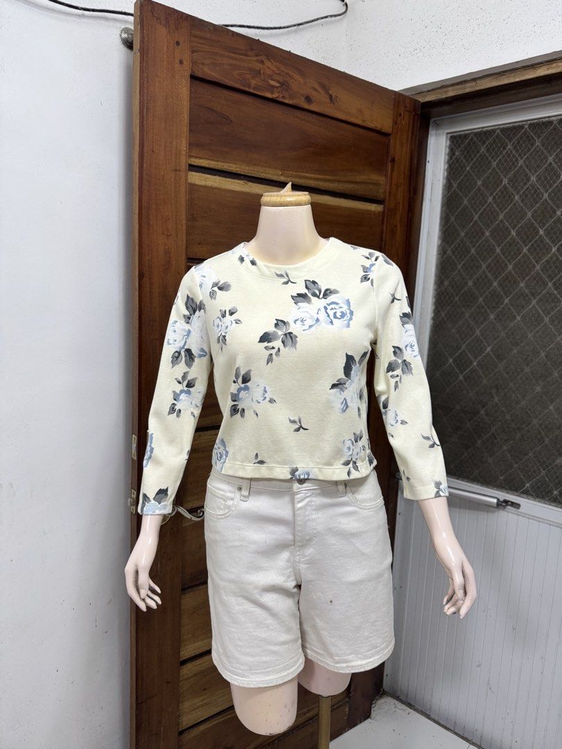 GU Floral Print Cropped Top (Category: Blouses) located in Cavite. Submitted by yakultjeni85475 (Listing ID 1460084218, Image 2). Description: - Cream colored top - Blue and grey floral print - 3/4 sleeves - Cropped fit - Pairs well with high-waisted bottoms - Ideal for casual wear or a day out.