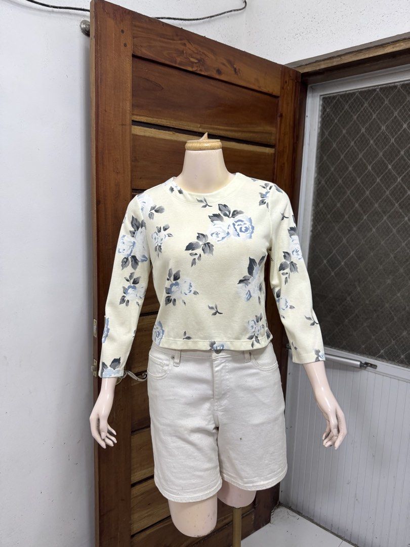 GU Floral Print Cropped Top (Category: Blouses) located in Cavite. Submitted by yakultjeni85475 (Listing ID 1460084218, Image 3). Description: - Cream colored top - Blue and grey floral print - 3/4 sleeves - Cropped fit - Pairs well with high-waisted bottoms - Ideal for casual wear or a day out.