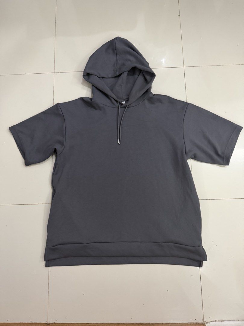 GU Short-sleeved Hoodie (Category: Coats, Jackets and Outerwear) located in Lipa City. Submitted by cokelight11 (Listing ID 1460068422, Image 1). Description: A dark charcoal grey or slate grey short-sleeve hoodie sweatshirt. Brand: GU Made in Malaysia Size: XL on tag (Fits large) Armpit to armpit: 25 Length (Front): 28 Length (Back): 29 Very good condition 400 ONLY.