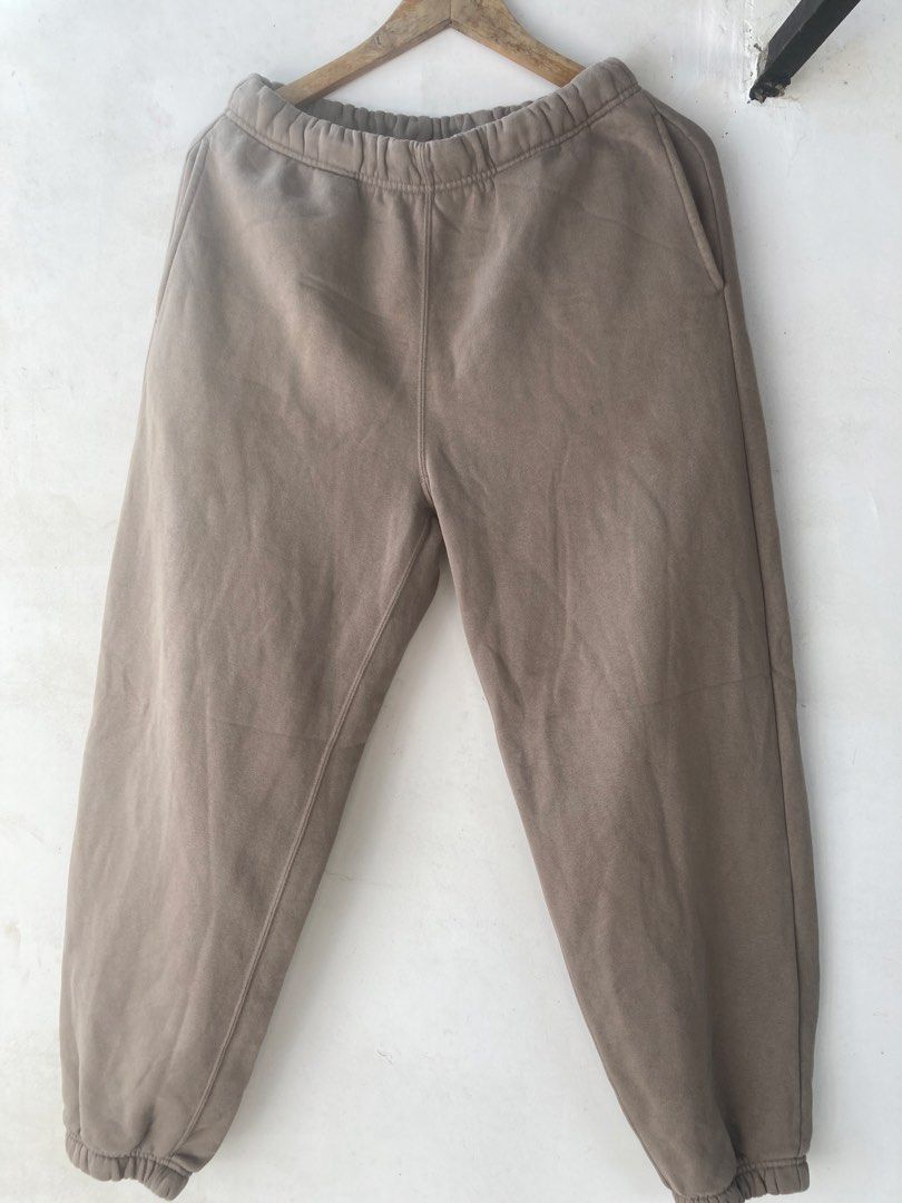 GU Sweatpants M Beige Cotton Polyester Joggers (Category: Joggers) located in Tacloban City. Submitted by sid1999 (Listing ID 1459977856, Image 1). Description: - Comfortable beige sweatpants from GU - Made with a cotton and recycled polyester blend - Features an elastic waistband with drawstring - Includes two side pockets and one back pocket - Cuffed ankles for a snug fit - Ideal for lounging or casual wear fits 28-32.