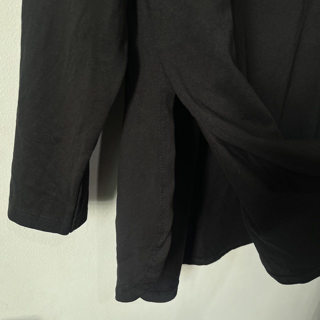 GU Uniqlo Black Long Sleeves (Category: Longsleeves) located in Quezon City. Submitted by shopnina (Listing ID 1459972976, Image 3). Description: - Classic black long sleeve shirt - Comfortable crew neck design - Features stylish side slits at the hem - Perfect for layering or wearing as a standalone piece - Effortlessly pairs with any item in your closet **SM5.
