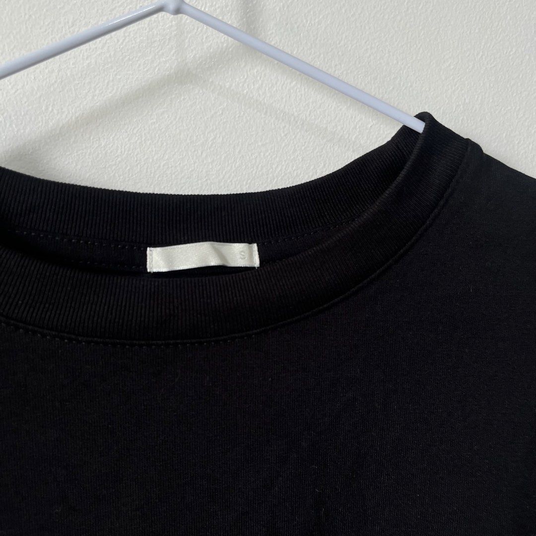 GU Uniqlo Black Long Sleeves (Category: Longsleeves) located in Quezon City. Submitted by shopnina (Listing ID 1459972976, Image 1). Description: - Classic black long sleeve shirt - Comfortable crew neck design - Features stylish side slits at the hem - Perfect for layering or wearing as a standalone piece - Effortlessly pairs with any item in your closet **SM5.