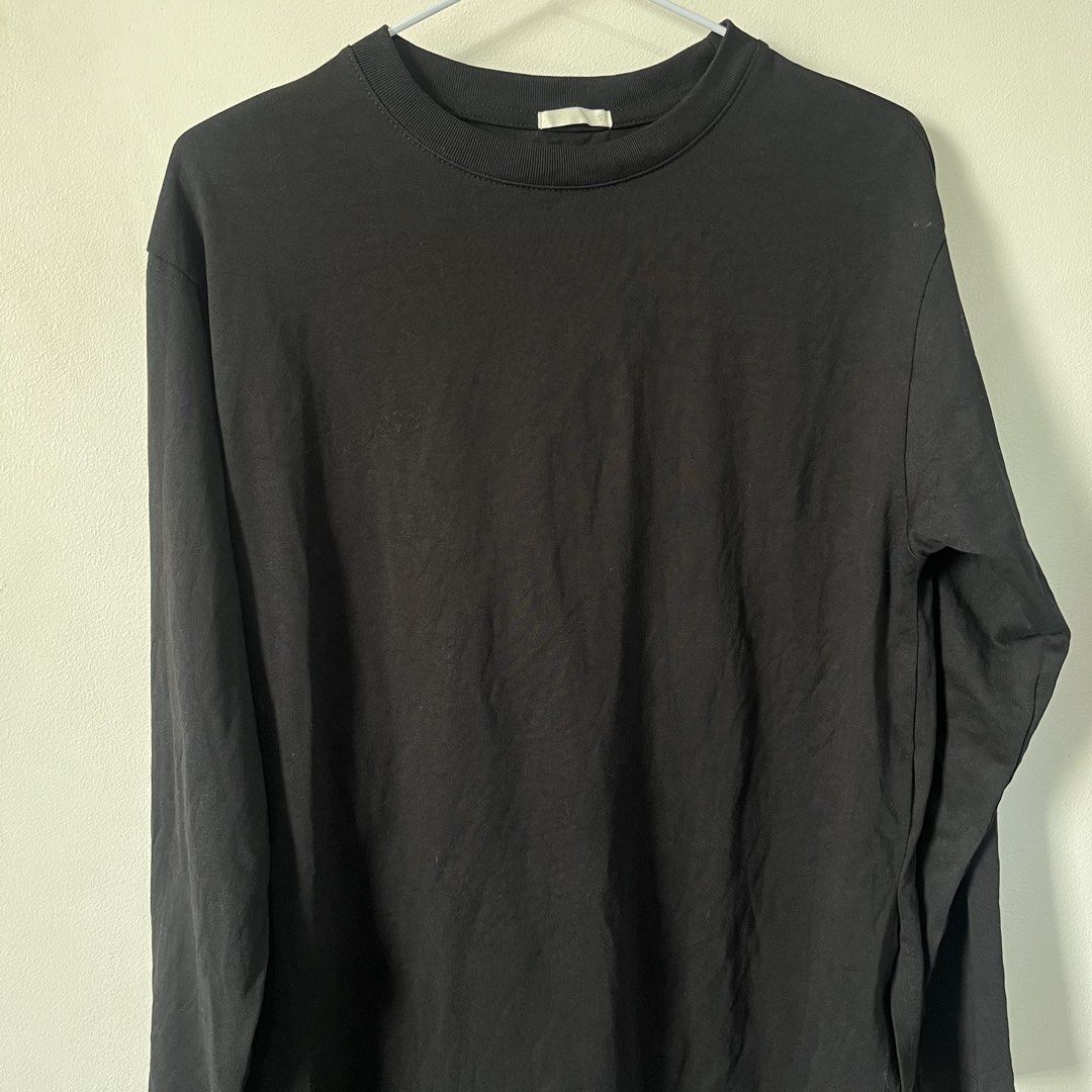 GU Uniqlo Black Long Sleeves (Category: Longsleeves) located in Quezon City. Submitted by shopnina (Listing ID 1459972976, Image 2). Description: - Classic black long sleeve shirt - Comfortable crew neck design - Features stylish side slits at the hem - Perfect for layering or wearing as a standalone piece - Effortlessly pairs with any item in your closet **SM5.