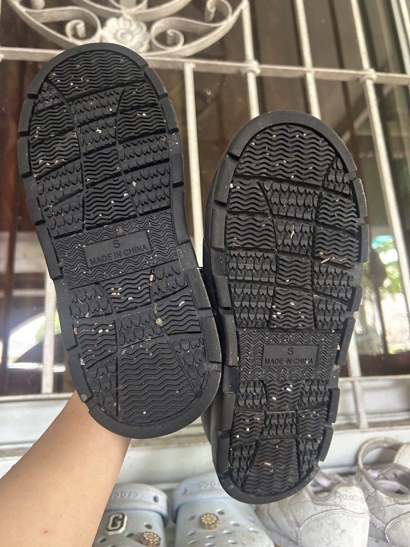 GU Women's Padded Boots (Category: Boots) located in Bacoor. Submitted by iamgraxa (Listing ID 1460020999, Image 3). Description: - GU Black Puffer Boots - Size S - Heat-padded for extra warmth - Purchased in Japan - Original Price: ¥2,990 - Ideal for cold weather conditions.