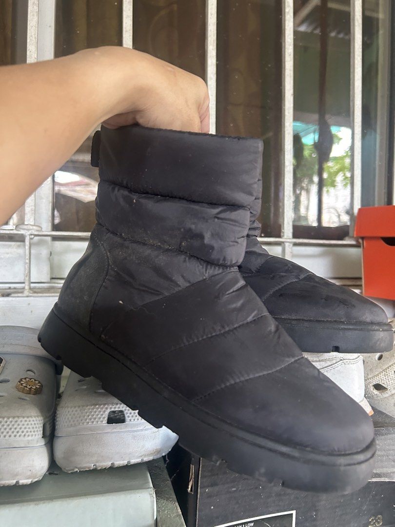 GU Women's Padded Boots (Category: Boots) located in Bacoor. Submitted by iamgraxa (Listing ID 1460020999, Image 2). Description: - GU Black Puffer Boots - Size S - Heat-padded for extra warmth - Purchased in Japan - Original Price: ¥2,990 - Ideal for cold weather conditions.
