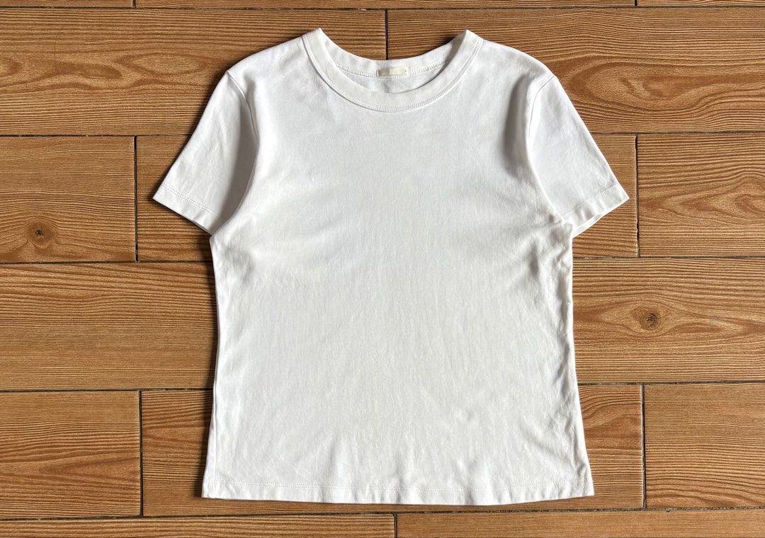 GU CREWNECK WOMENS TSHIRT (Category: Shirts) located in Makati City. Submitted by jnc__apparel (Listing ID 1460044056, Image 1). Description: 🏷️ GU WOMENS TSHIRT 📌 Dimes: 21.5L x 17W 📌 Size: Medium for womens 📌 Condition: Like new 📌 Color rate: 10/10 📌 Issue: None ✅ Washed and ready to wear .