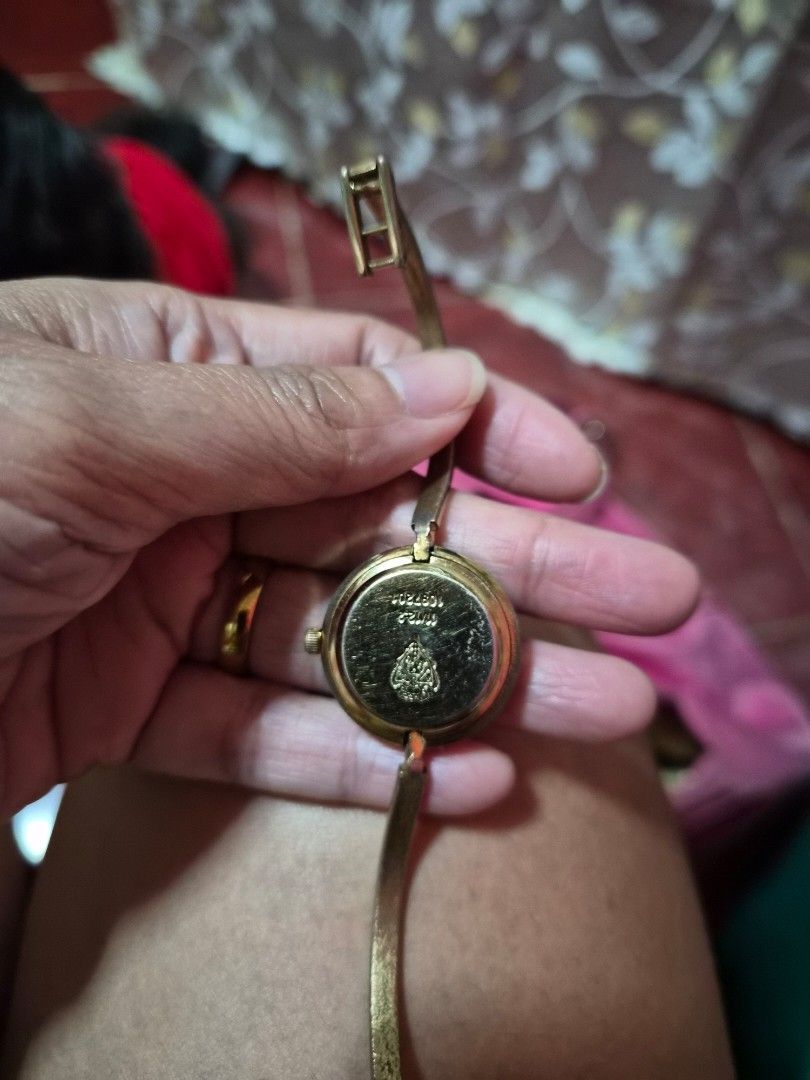 Gucci bangle watch (Category: Women's Watches) located in Pasig City. Submitted by periwinklepeach (Listing ID 1460024596, Image 3). Description: includes 2 bezzel original needs battery.