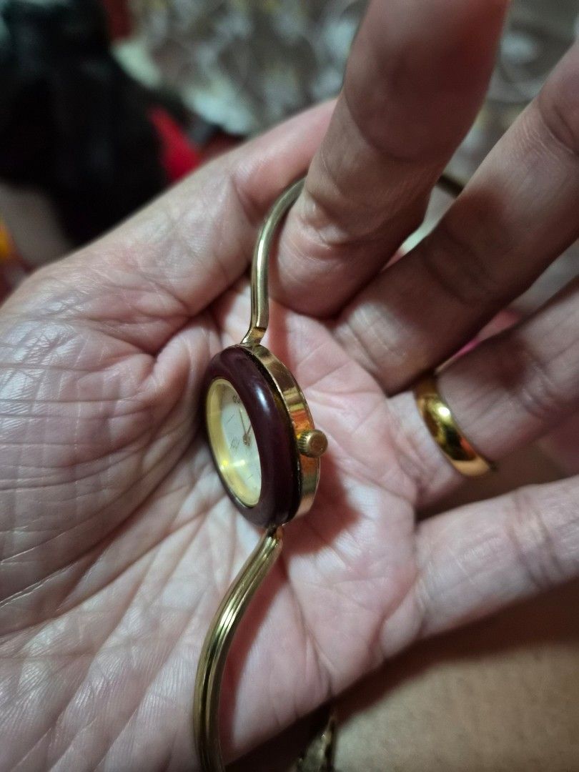 Gucci bangle watch (Category: Women's Watches) located in Pasig City. Submitted by periwinklepeach (Listing ID 1460024596, Image 2). Description: includes 2 bezzel original needs battery.