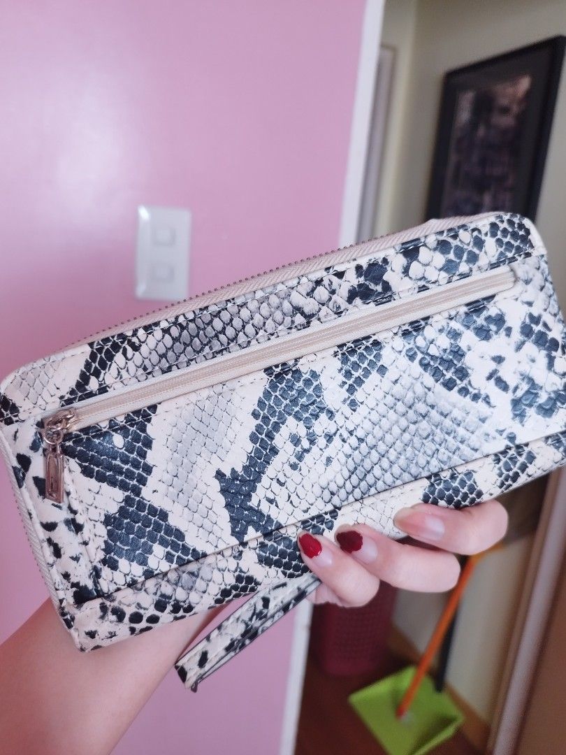 GUESS Long Wallet/Pouch/Clutch (Category: Luxury Bags & Wallets) located in Antipolo. Submitted by strawbbycritter (Listing ID 1459966288, Image 3). Description: • 100% original, from Switzerland 🇨🇭 • Long wallet/pouch perfect for hand carry • Can fit a phone • Authentic leather • Has a minor flaw that's almost unnoticeable • Has a lot of compartments MOP: gcash (price is non-negotiable) MOD: lalamove/j&t (paid by the buyer).