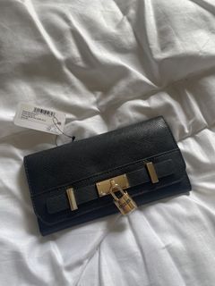 (Category: ) located in . Submitted by closetbymint (Listing ID 1459921079, Image 1). Description: .