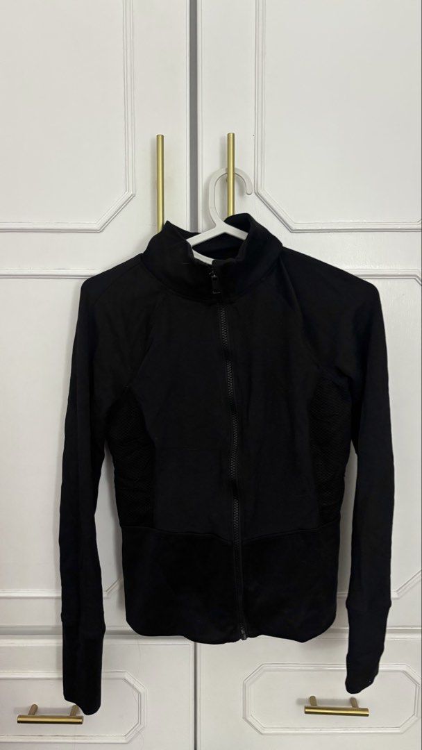Gym Zip-up Jacket (Category: Activewear) located in Pakil. Submitted by byvera (Listing ID 1460093321, Image 2). Description: Size Xs on tag but can fit up to medium .