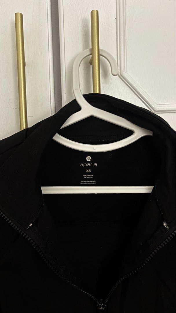 Gym Zip-up Jacket (Category: Activewear) located in Pakil. Submitted by byvera (Listing ID 1460093321, Image 3). Description: Size Xs on tag but can fit up to medium .