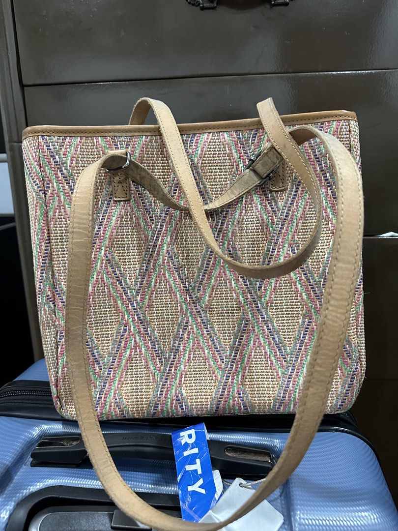 Halo-Halo Bag (Category: Tote Bags) located in Caloocan City. Submitted by keanecleaned (Listing ID 1460101851, Image 2). Description: Bought this from Carousell :) With signs of use in straps but relatively clean interiors. RFS: Not my style. .