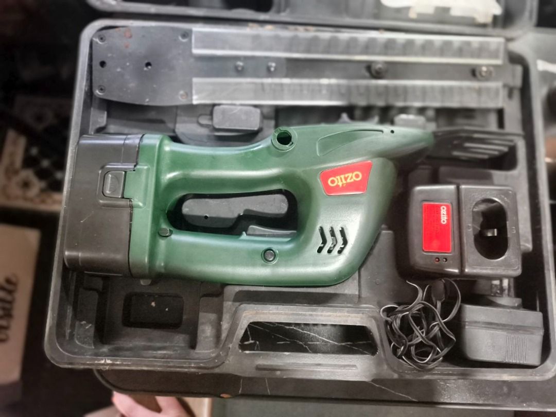 hedge trimmer Ozito (Defective battery) (Category: Construction Tools & Equipment) located in Pasig City. Submitted by randomstuffs23 (Listing ID 1460015374, Image 2). Description: Di na nag charge yung battery bahala na bibili papaayos or bibilan bago As is where is For lalamove or pick up .