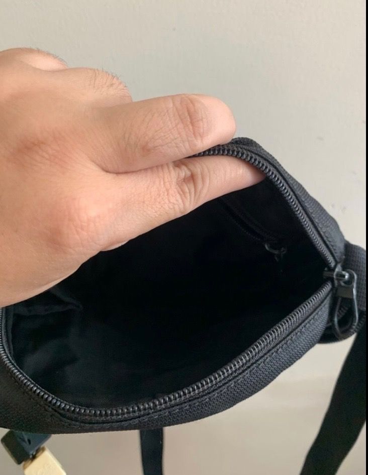 Hedgren Black Slingbag (Category: Sling Bags) located in Valenzuela. Submitted by clickandshoppreloved (Listing ID 1459920622, Image 2). Description: Hedgren Black Slingbag Original, Onhand (DIM : 7.5L x 9H) The bag's compartment has no damage and the other parts are in good condition. Issue: Separated Zipper.
