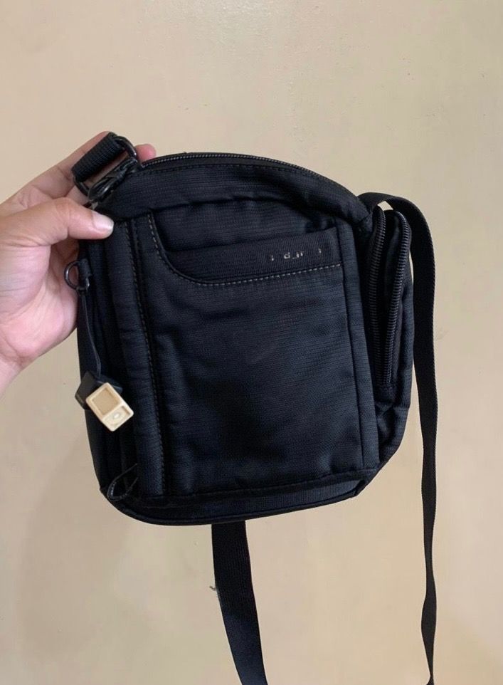 Hedgren Black Slingbag (Category: Sling Bags) located in Valenzuela. Submitted by clickandshoppreloved (Listing ID 1459920622, Image 1). Description: Hedgren Black Slingbag Original, Onhand (DIM : 7.5L x 9H) The bag's compartment has no damage and the other parts are in good condition. Issue: Separated Zipper.