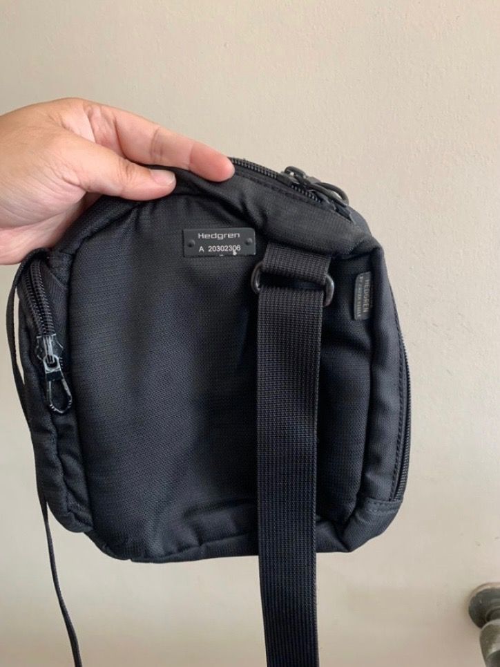 Hedgren Black Slingbag (Category: Sling Bags) located in Valenzuela. Submitted by clickandshoppreloved (Listing ID 1459920622, Image 3). Description: Hedgren Black Slingbag Original, Onhand (DIM : 7.5L x 9H) The bag's compartment has no damage and the other parts are in good condition. Issue: Separated Zipper.