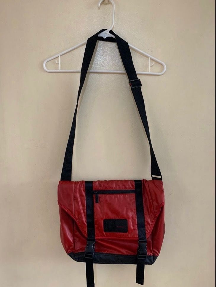 Hedgren Laptopbag/Slingbag (Category: Sling Bags) located in Valenzuela. Submitted by clickandshoppreloved (Listing ID 1459916449, Image 1). Description: Hedgren Laptopbag/ Slingbag Original, Onhand (DIM : 16L x 10.5H) The bag's compartment has no damage and the other parts are in good condition. Issue: (Minimal parts bakbak yung leather, yung harap, not noticeable).