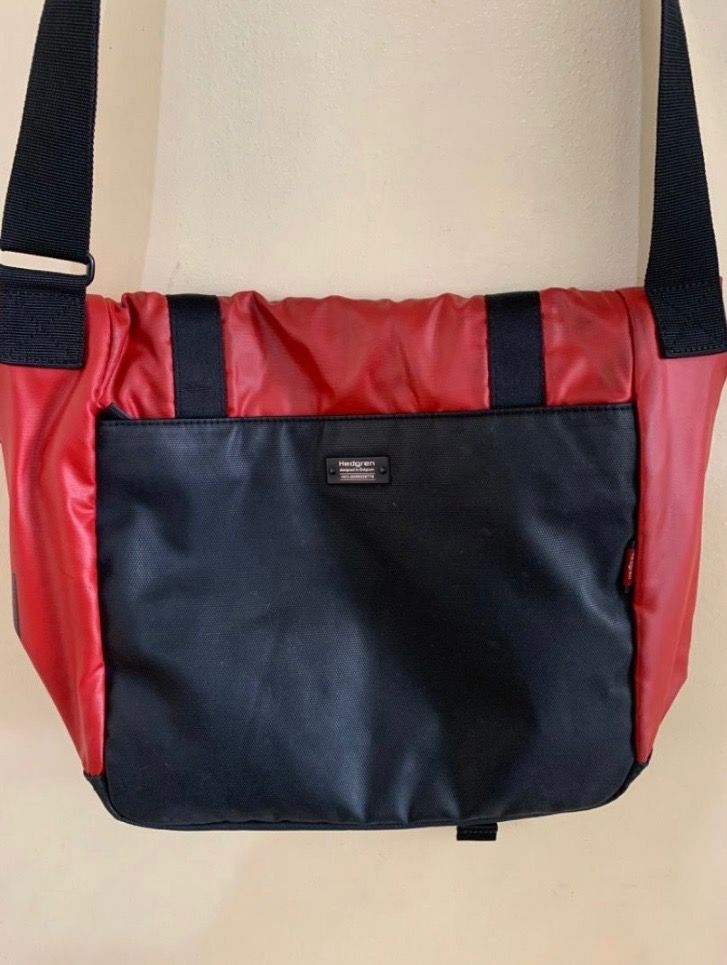 Hedgren Laptopbag/Slingbag (Category: Sling Bags) located in Valenzuela. Submitted by clickandshoppreloved (Listing ID 1459916449, Image 2). Description: Hedgren Laptopbag/ Slingbag Original, Onhand (DIM : 16L x 10.5H) The bag's compartment has no damage and the other parts are in good condition. Issue: (Minimal parts bakbak yung leather, yung harap, not noticeable).