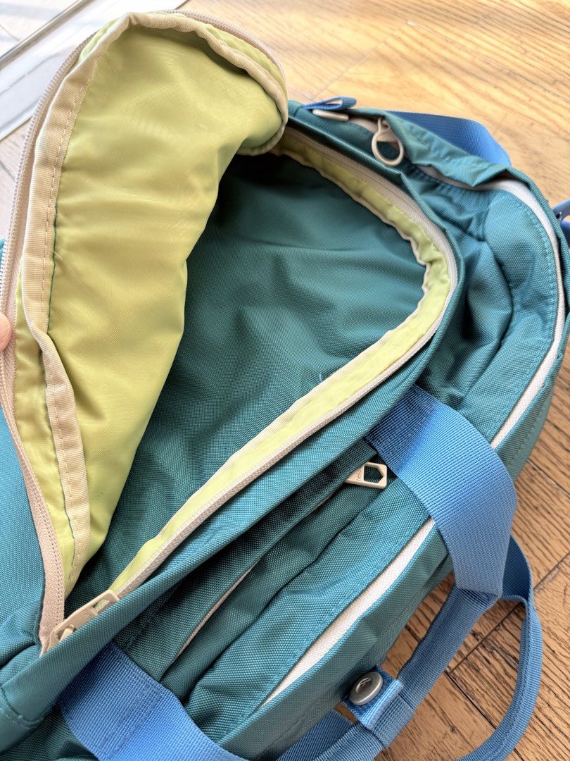 Hellolulu multi compartment backpack （分類：背包）位於 Hong Kong。 由 phyllispang1010 提交（商品編號 1460075310，圖片 2）。簡介： Super practical yet stylish Hellolulu backpack, perfect for your daily adventures. It's a lovely teal color with contrasting blue straps and lime green interior, and as you can see from the pics, it's got plenty of compartments to keep everything organized, and even a velvety lining for laptop.。