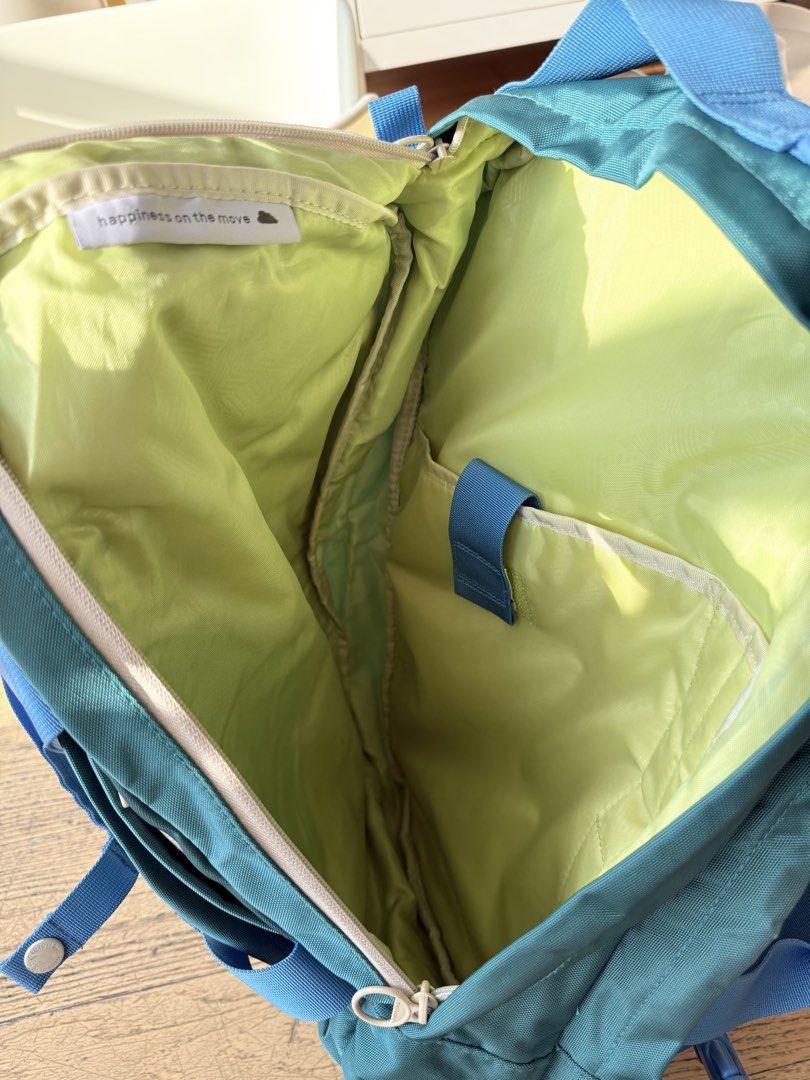Hellolulu multi compartment backpack （分類：背包）位於 Hong Kong。 由 phyllispang1010 提交（商品編號 1460075310，圖片 3）。簡介： Super practical yet stylish Hellolulu backpack, perfect for your daily adventures. It's a lovely teal color with contrasting blue straps and lime green interior, and as you can see from the pics, it's got plenty of compartments to keep everything organized, and even a velvety lining for laptop.。