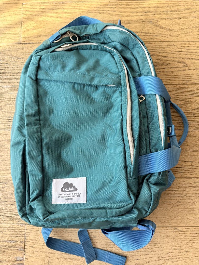 Hellolulu multi compartment backpack （分類：背包）位於 Hong Kong。 由 phyllispang1010 提交（商品編號 1460075310，圖片 1）。簡介： Super practical yet stylish Hellolulu backpack, perfect for your daily adventures. It's a lovely teal color with contrasting blue straps and lime green interior, and as you can see from the pics, it's got plenty of compartments to keep everything organized, and even a velvety lining for laptop.。