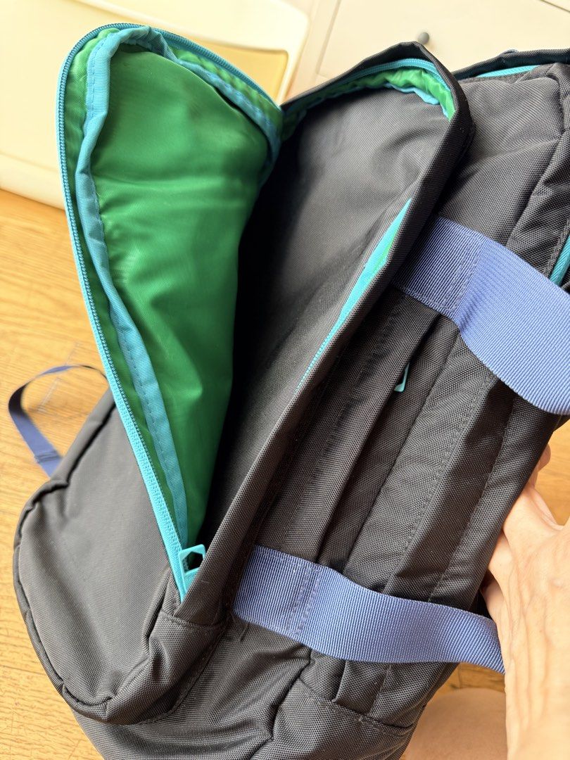 Hellolulu multi compartment backpack （分類：背包）位於 Hong Kong。 由 phyllispang1010 提交（商品編號 1460075899，圖片 2）。簡介： Super practical yet stylish Hellolulu backpack, perfect for your daily adventures. It’s black in color with contrasting blue straps and green interior, and as you can see from the pics, it’s got plenty of compartments to keep everything organized, and even a velvety lining for laptop.。