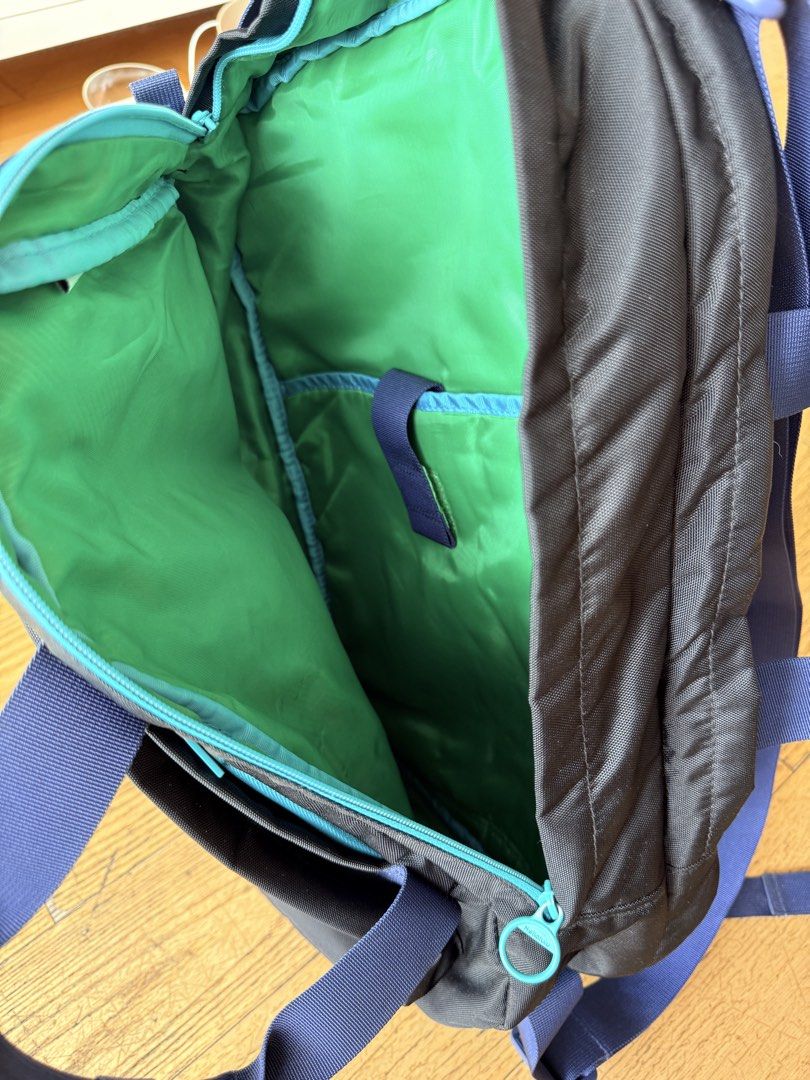 Hellolulu multi compartment backpack （分類：背包）位於 Hong Kong。 由 phyllispang1010 提交（商品編號 1460075899，圖片 3）。簡介： Super practical yet stylish Hellolulu backpack, perfect for your daily adventures. It’s black in color with contrasting blue straps and green interior, and as you can see from the pics, it’s got plenty of compartments to keep everything organized, and even a velvety lining for laptop.。