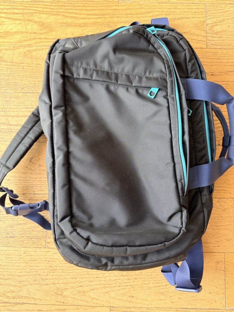 Hellolulu multi compartment backpack （分類：背包）位於 Hong Kong。 由 phyllispang1010 提交（商品編號 1460075899，圖片 1）。簡介： Super practical yet stylish Hellolulu backpack, perfect for your daily adventures. It’s black in color with contrasting blue straps and green interior, and as you can see from the pics, it’s got plenty of compartments to keep everything organized, and even a velvety lining for laptop.。