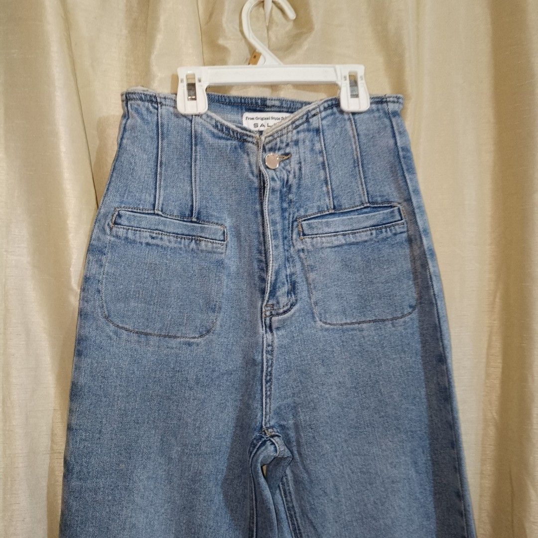 High Waisted Wide Leg Jeans (Category: Jeans) located in Paranaque City. Submitted by happyheartclosetslove (Listing ID 1459933959, Image 2). Description: - Light wash denim - High-waisted fit size: 24-25in - Wide leg silhouette - Two front pockets - Ideal for a casual outfit 📍 parañaque 📍can do lala or jnt.