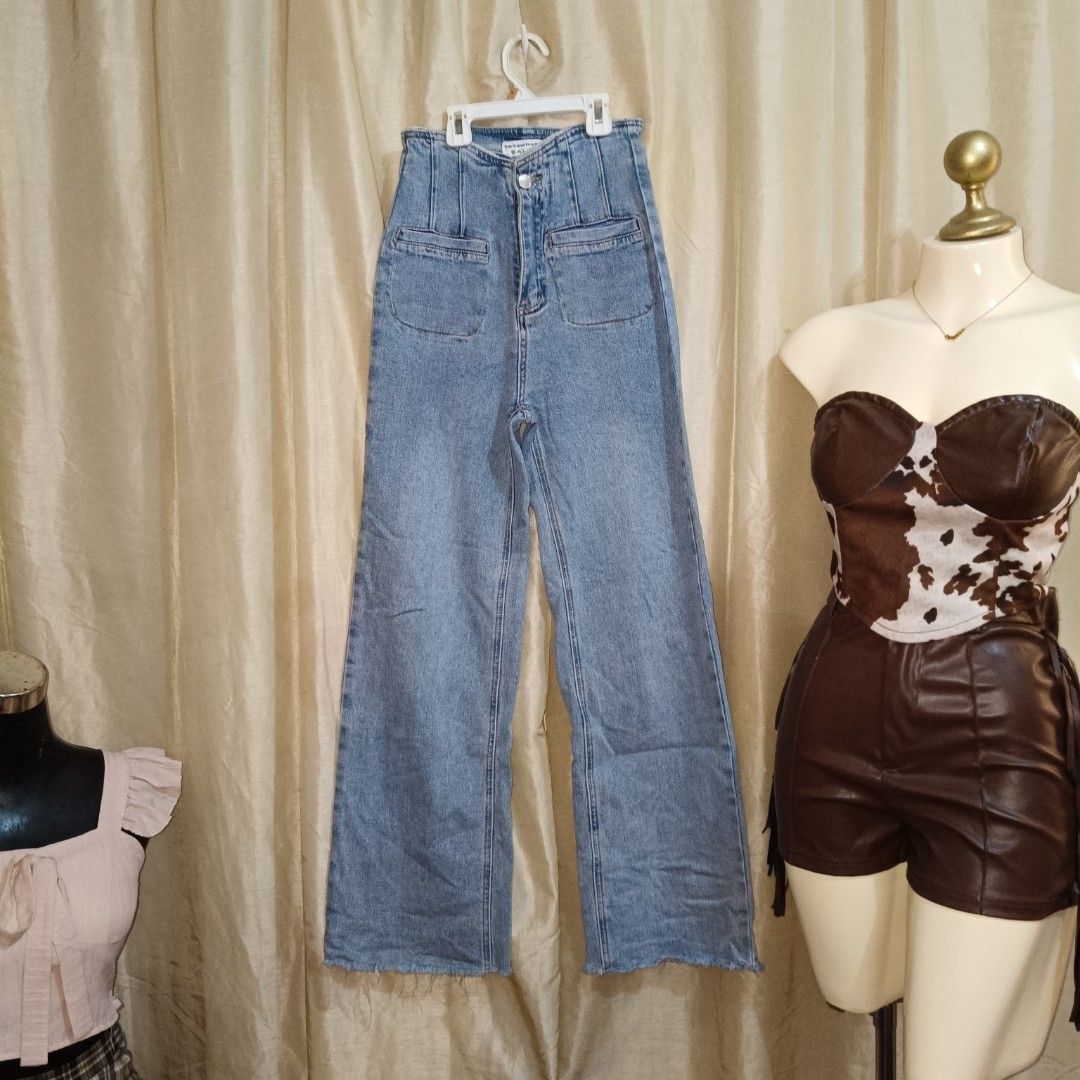 High Waisted Wide Leg Jeans (Category: Jeans) located in Paranaque City. Submitted by happyheartclosetslove (Listing ID 1459933959, Image 1). Description: - Light wash denim - High-waisted fit size: 24-25in - Wide leg silhouette - Two front pockets - Ideal for a casual outfit 📍 parañaque 📍can do lala or jnt.