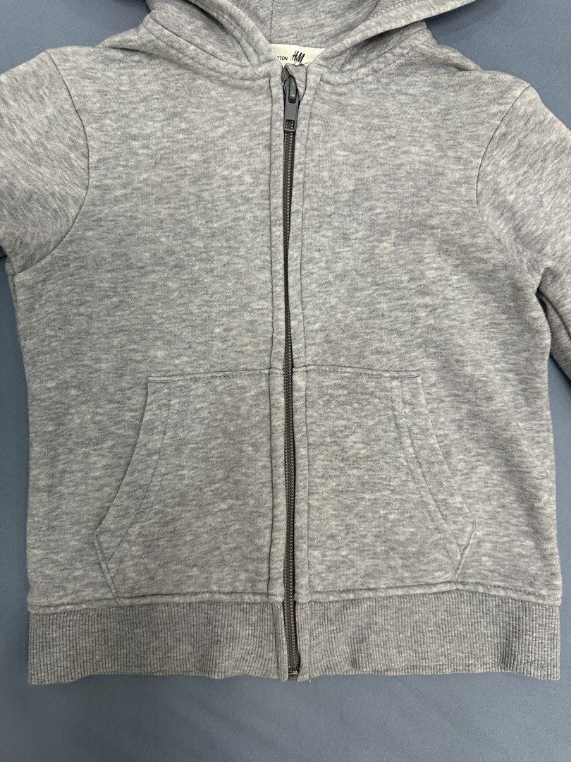 H&M Basic Organic Cotton Grey Zip-Up Hoodie (Category: Babies & Kids Fashion) located in Quezon City. Submitted by crslph (Listing ID 1460027203, Image 3). Description: - Grey zip-up hoodie from H&M - Made with comfortable organic cotton - Features a convenient front pocket - Includes a cozy hood - Size: 2-4 Years - Ideal for everyday wear - Easy to put on and take off.