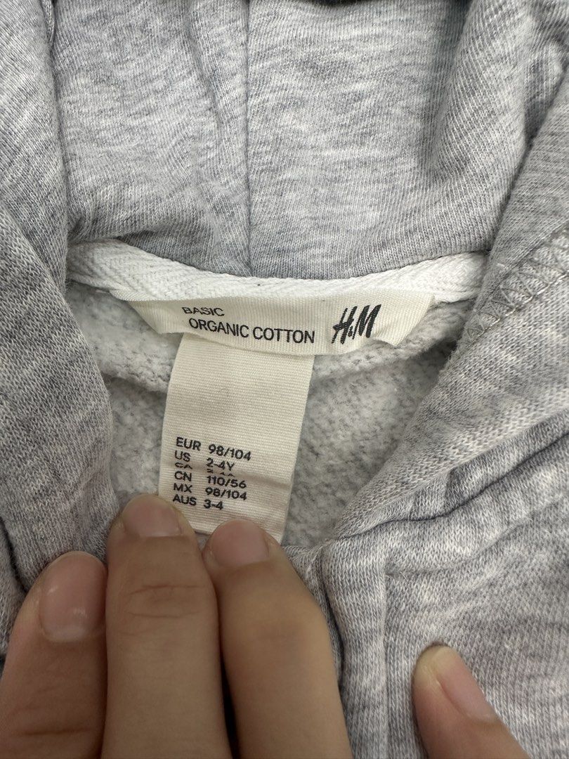 H&M Basic Organic Cotton Grey Zip-Up Hoodie (Category: Babies & Kids Fashion) located in Quezon City. Submitted by crslph (Listing ID 1460027203, Image 2). Description: - Grey zip-up hoodie from H&M - Made with comfortable organic cotton - Features a convenient front pocket - Includes a cozy hood - Size: 2-4 Years - Ideal for everyday wear - Easy to put on and take off.