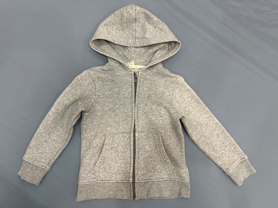 H&M Basic Organic Cotton Grey Zip-Up Hoodie (Category: Babies & Kids Fashion) located in Quezon City. Submitted by crslph (Listing ID 1460027203, Image 1). Description: - Grey zip-up hoodie from H&M - Made with comfortable organic cotton - Features a convenient front pocket - Includes a cozy hood - Size: 2-4 Years - Ideal for everyday wear - Easy to put on and take off.