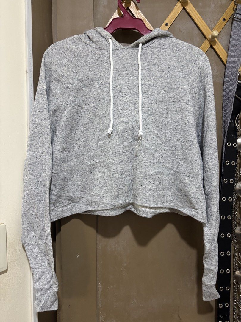 H&M Cropped Hoodie (Category: Coats, Jackets and Outerwear) located in Manila. Submitted by meliorashop22 (Listing ID 1460010471, Image 1). Description: .