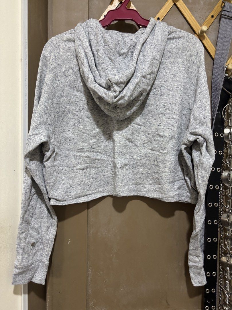 H&M Cropped Hoodie (Category: Coats, Jackets and Outerwear) located in Manila. Submitted by meliorashop22 (Listing ID 1460010471, Image 2). Description: .