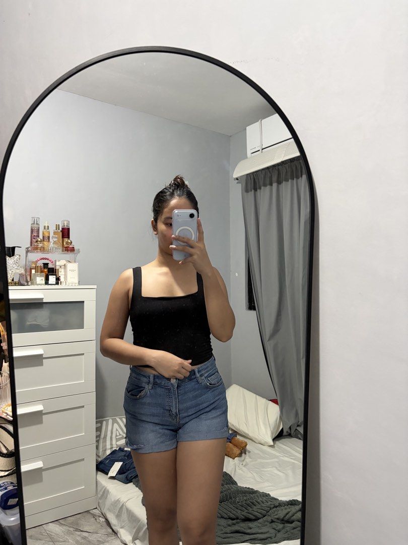 H&M Denim Shorts (Category: Shorts) located in Bulacan. Submitted by lenggayy (Listing ID 1459918285, Image 1). Description: - H&M Blue Denim Shorts - High-Waisted Style - Size: 26-28 - Comfortable Fit - Easy to Pair with Any Top.