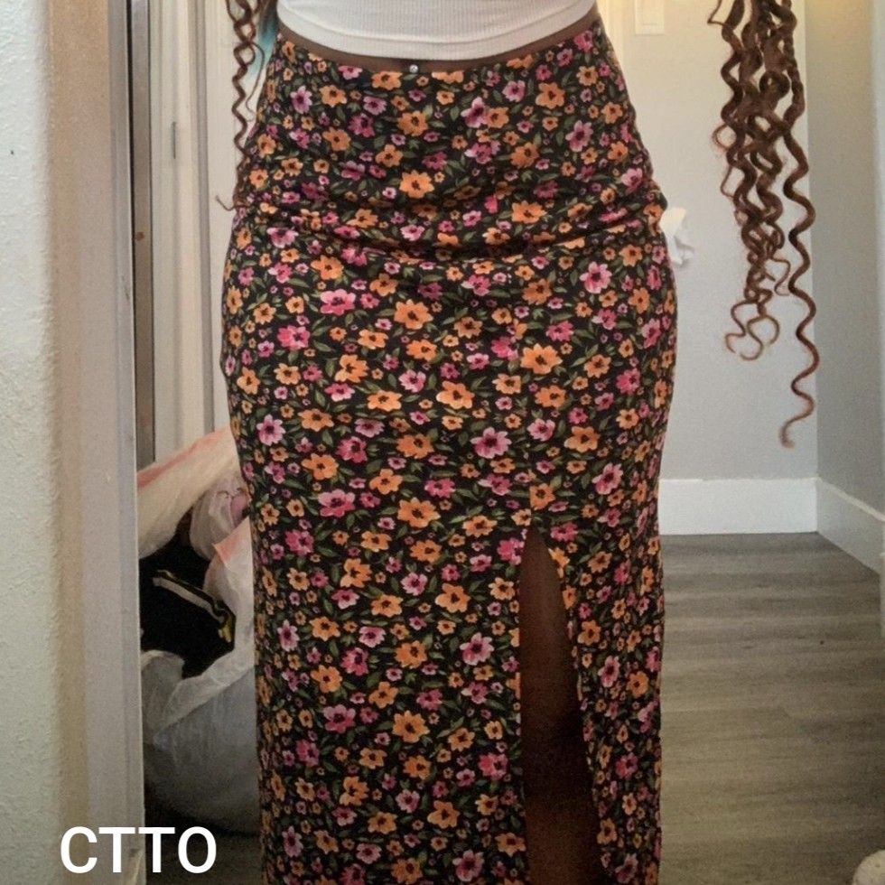 H&M Floral Midi Skirt (Category: Skirts) located in Manila. Submitted by yui021 (Listing ID 1460063886, Image 1). Description: - H&M Midi Skirt with a side slit and multi-colored floral print. - Loc: Sta. Ana, Manila - No cash or GCash. BPI, BDO or MariBank only. - RFS: I have too many skirts.