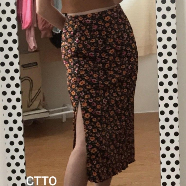 H&M Floral Midi Skirt (Category: Skirts) located in Manila. Submitted by yui021 (Listing ID 1460063886, Image 2). Description: - H&M Midi Skirt with a side slit and multi-colored floral print. - Loc: Sta. Ana, Manila - No cash or GCash. BPI, BDO or MariBank only. - RFS: I have too many skirts.