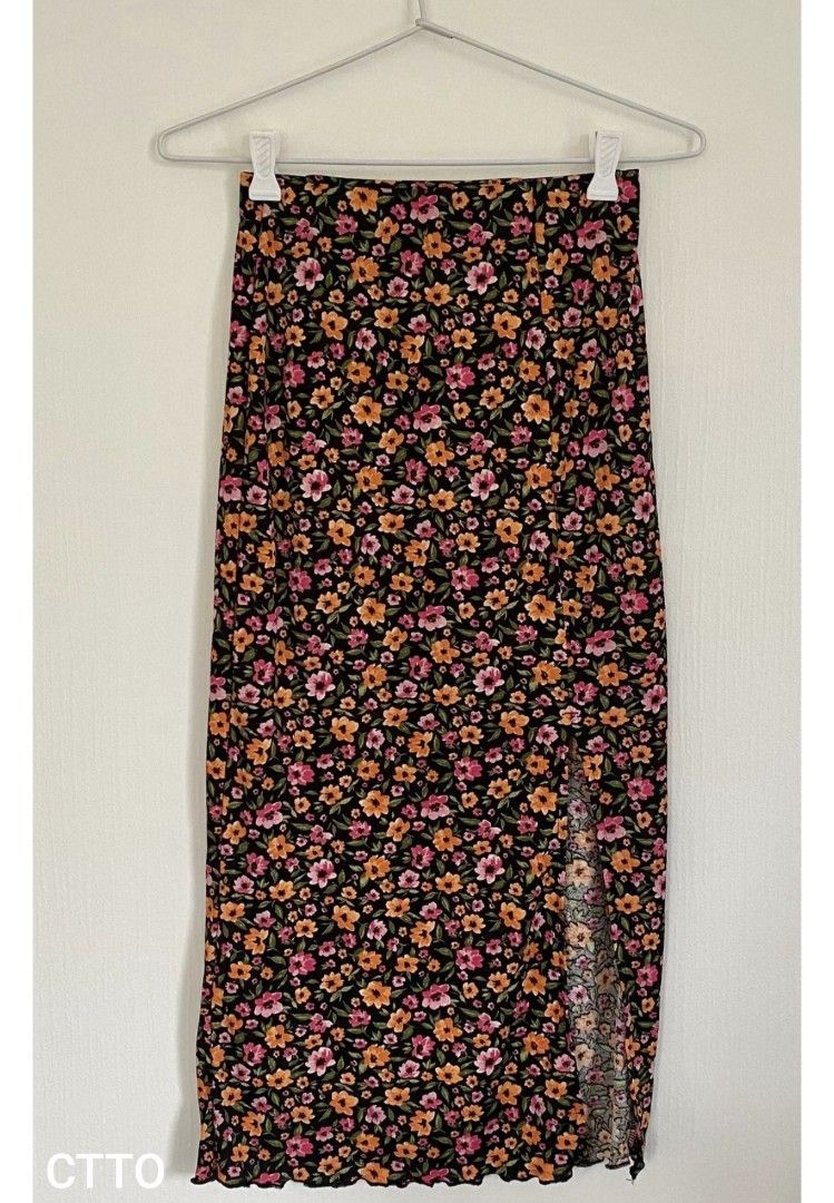 H&M Floral Midi Skirt (Category: Skirts) located in Manila. Submitted by yui021 (Listing ID 1460063886, Image 3). Description: - H&M Midi Skirt with a side slit and multi-colored floral print. - Loc: Sta. Ana, Manila - No cash or GCash. BPI, BDO or MariBank only. - RFS: I have too many skirts.