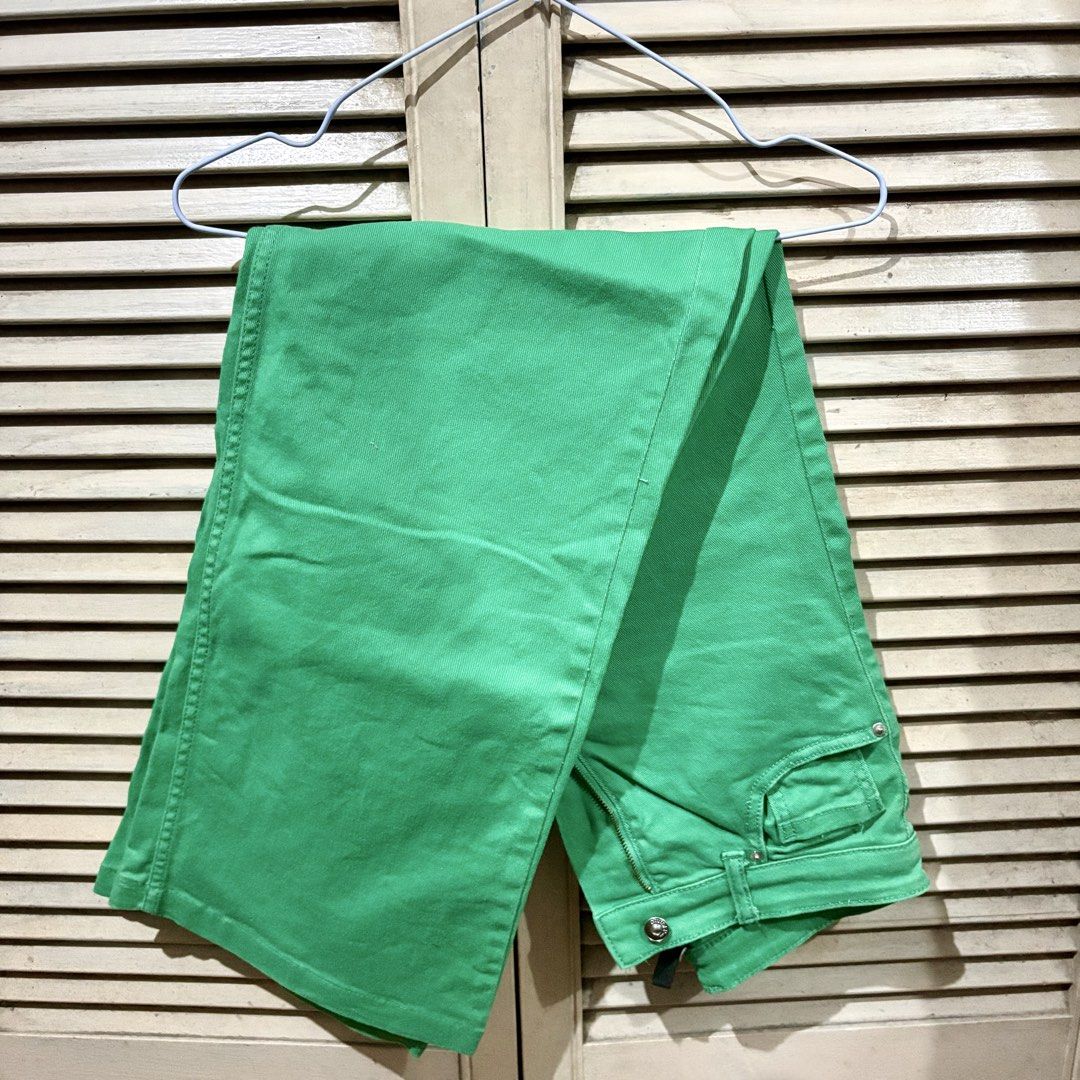 H&M Green Pants (Category: Jeans) located in Marikina City. Submitted by senandash (Listing ID 1459931014, Image 1). Description: 25-27 Inches Waist Fave pants before nung kasya pa.