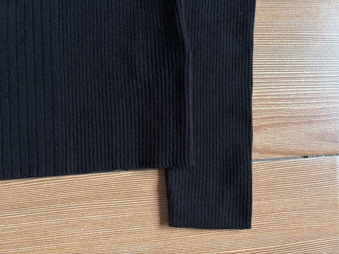H&M RIBBED SLIM FIT KNITTED SWEATER (Category: Longsleeves) located in Makati City. Submitted by jnc__apparel (Listing ID 1460070427, Image 3). Description: 🏷️ H&M RIBBED SLIM FIT KNITTED SWEATER 📌 Dimes: 23.5L x 14.5W 📌 Size: Small for womens 📌 Condition: Like new 📌 Color rate: 10/10 📌 Issue: None ✅ Washed and ready to wear.
