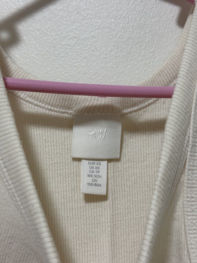 H&M ribbed tank top (Category: Sleeveless) located in Quezon City. Submitted by clothe.kr (Listing ID 1460037938, Image 3). Description: Has a few stains.
