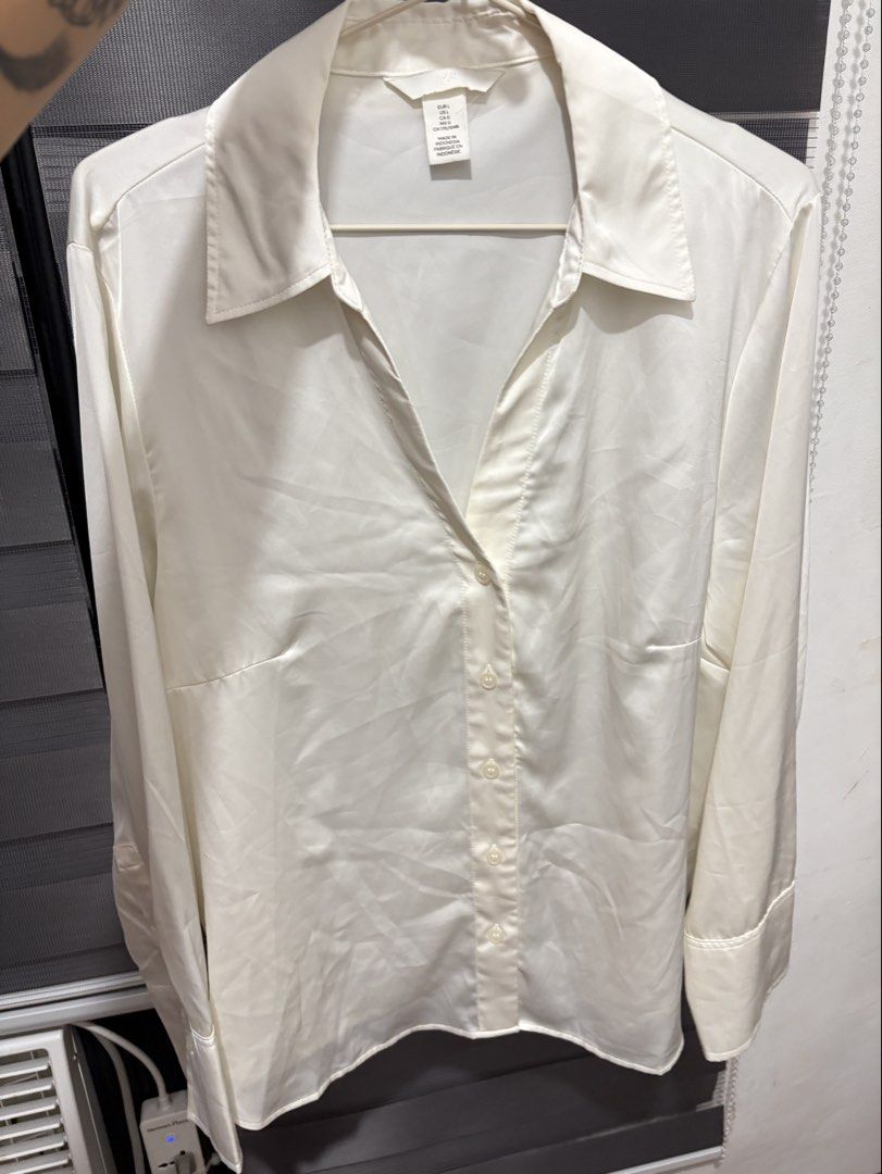 H&M Satin longsleeve (Category: Longsleeves) located in Cavite. Submitted by itsmenicss (Listing ID 1460094005, Image 2). Description: Size Large(my bust is 38 maluwag pa) -off white color No stain/discoloration .