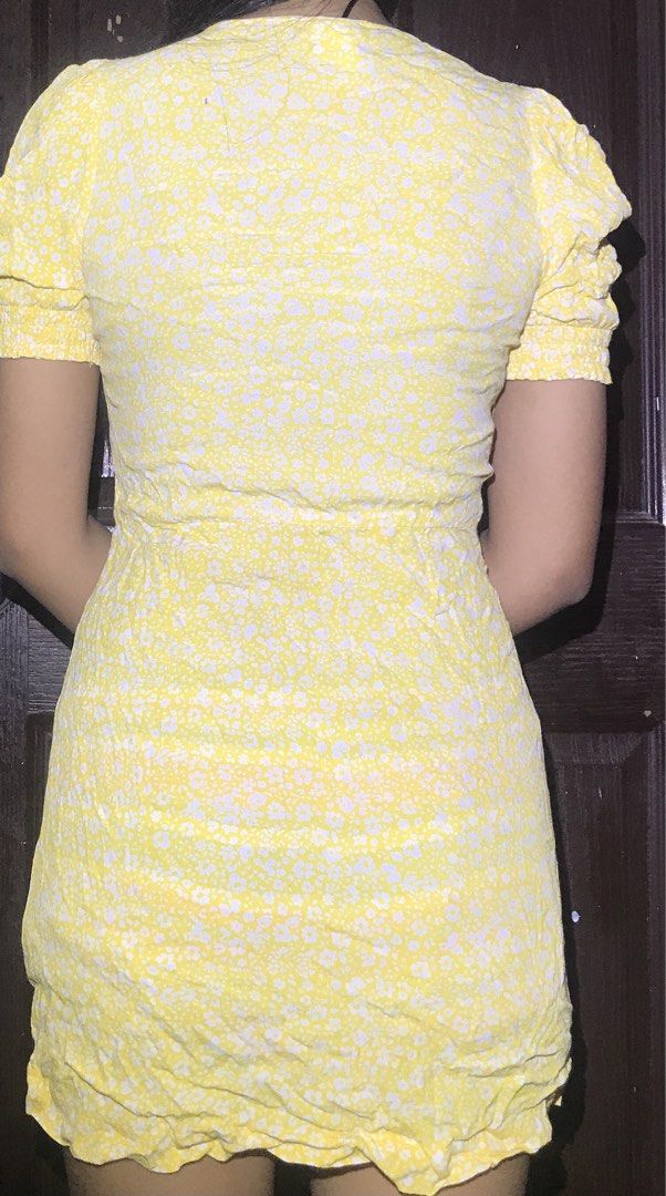 H&M Yellow Floral Button Front Dress (Category: Dresses) located in Manila. Submitted by its.allysugh (Listing ID 1460074727, Image 3). Description: - Adorable yellow mini dress - Charming white floral print - Flattering V-neckline - Cute short puff sleeves - Easy button-up front - Delicate ruffled hem - Ideal for casual days, picnics, and sunny outings.