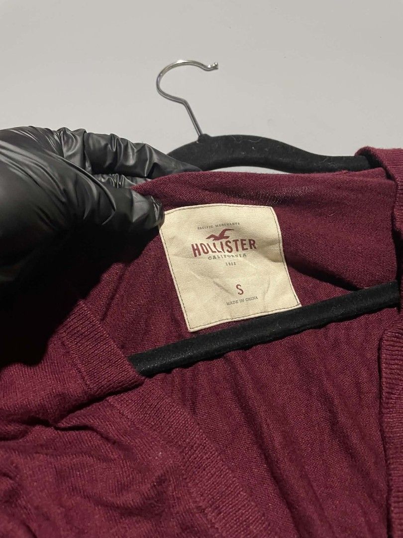 Hollister Cardigan Red (Category: Coats, Jackets and Outerwear) located in Cavite. Submitted by imgnr0 (Listing ID 1460016083, Image 2). Description: good condition size small on tag width: 15 length: 26 .