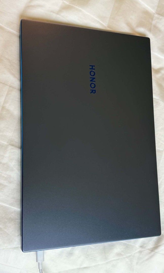 Honor loptop (Category: Laptops & Notebooks) located in Manila. Submitted by amandaadamstone (Listing ID 1459954111, Image 2). Description: no scratches very good condition the problem of this i cant change the email my receipt charger may bag for loptop nabili ko to sa russia.