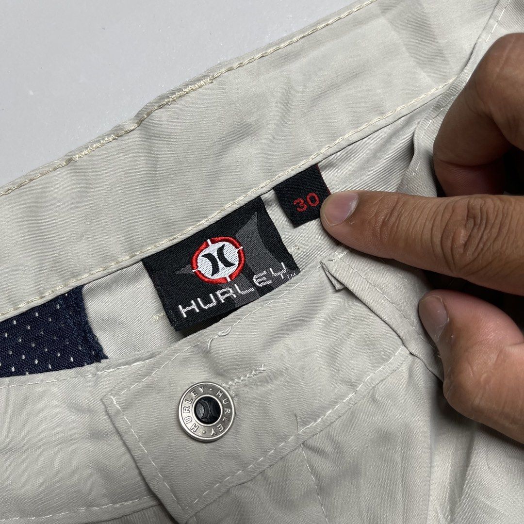 Hurley Cargo Shorts Size 30 Beige (Category: Shorts) located in Bacolod City. Submitted by sagutgulaman (Listing ID 1459989220, Image 2). Description: - Beige Hurley cargo shorts - Size 30 waist - 5 pockets - Secure button and zip closure - Ideal for casual wear and outdoor activities - Ensures a comfortable fit.